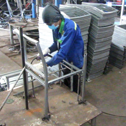 Sản xuất khung bàn ghế cafe nhựa giả mây MT207 với nguyên liệu sắt mạ kẽm tại xưởng cơ khí Minh Thy Furniture