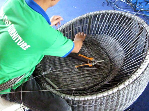 Ghế trứng nhựa giả mây làm từ khung sắt mạ kẽm sơn tĩnh điện đan sợi tròn nhựa giả mây kháng UV