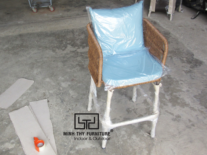 Hướng dẫn cách đan ghế quầy bar mây nhựa tại xưởng sản xuất của Minh Thy Furniture
