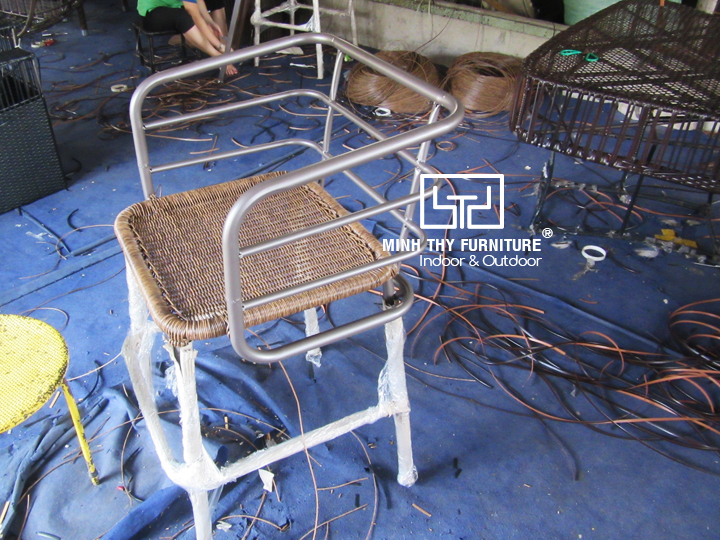 Hướng dẫn cách đan ghế quầy bar mây nhựa tại xưởng sản xuất của Minh Thy Furniture