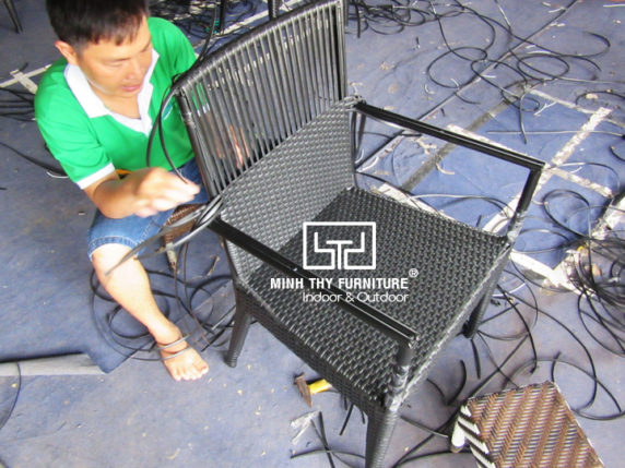 Cận cảnh công việc đan thủ công ghế giả mây sân vườn tại xưởng sản xuất Minh Thy Furniture