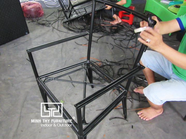 Cận cảnh công việc đan thủ công ghế giả mây sân vườn tại xưởng sản xuất Minh Thy Furniture